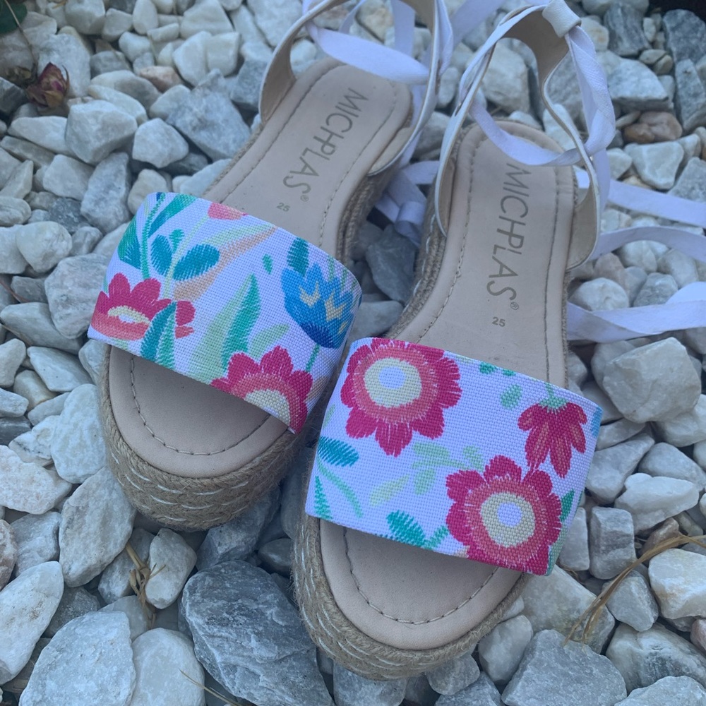 🎉🎉🎉SALE SALE SALE beautiful sandals with a print flower🎉🎉🎉